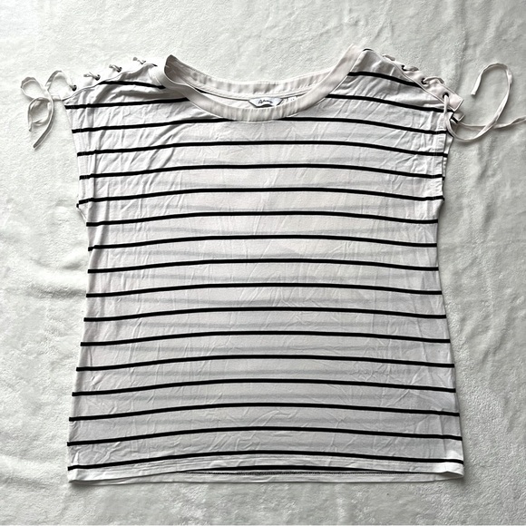 Reitmans Tops - Reitmans Laced Shoulder Top